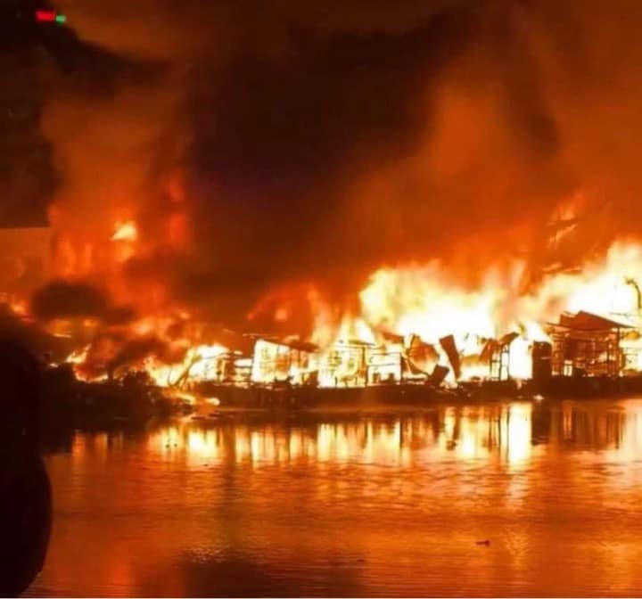 Cháy lớn nhiều căn nhà dọc mé kênh Tàu Hủ ở TPHCM